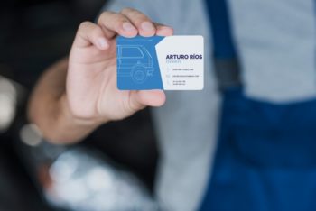 Free Plumber Showing Business Card Mockup in PSD